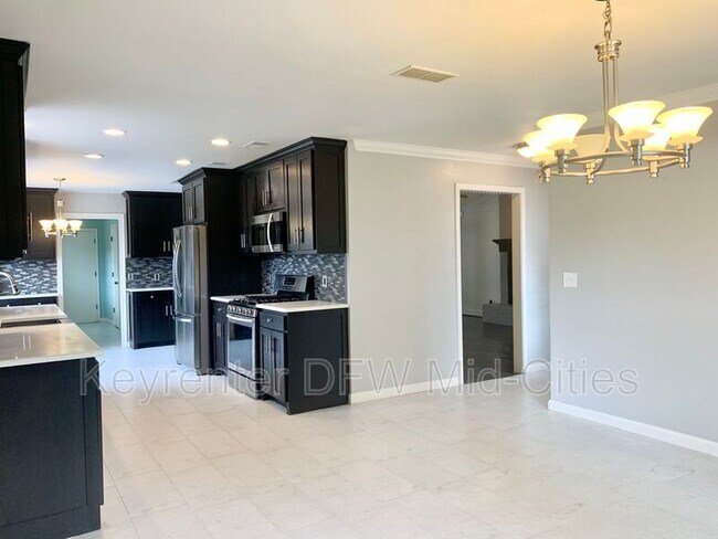 Building Photo - 505 E Scotland Dr