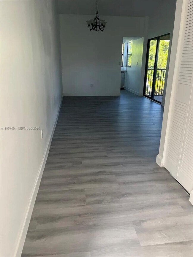 Building Photo - 975 N Franklin Ave