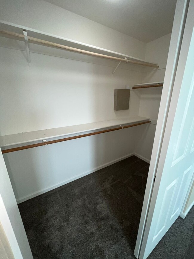 Building Photo - 4BR/2.5 BA / 1914 SF | New Carpet | Tenant...