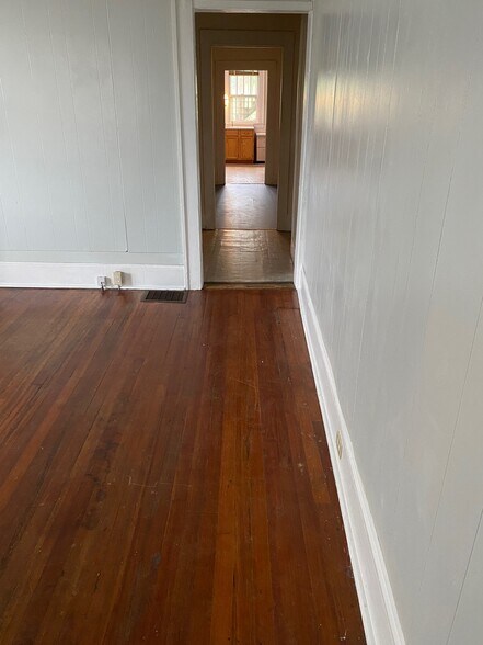 Building Photo - 220 W End Blvd