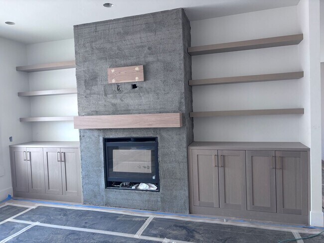 Building Photo - Beautiful 2 story with 6 bedrooms and swimming pool