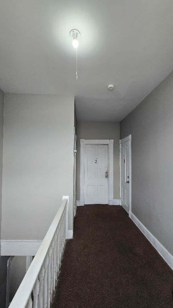 Building Photo - 2047 Lawrence Ave