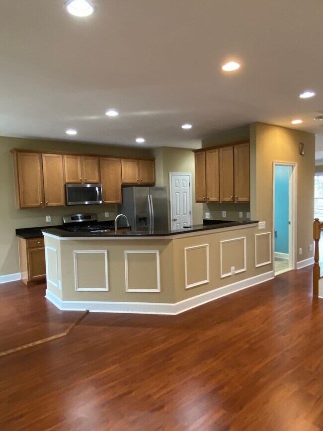 Building Photo - Bright and Spacious End Unit Townhouse in ...
