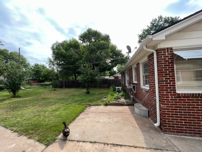 Building Photo - 7720 E Clay St