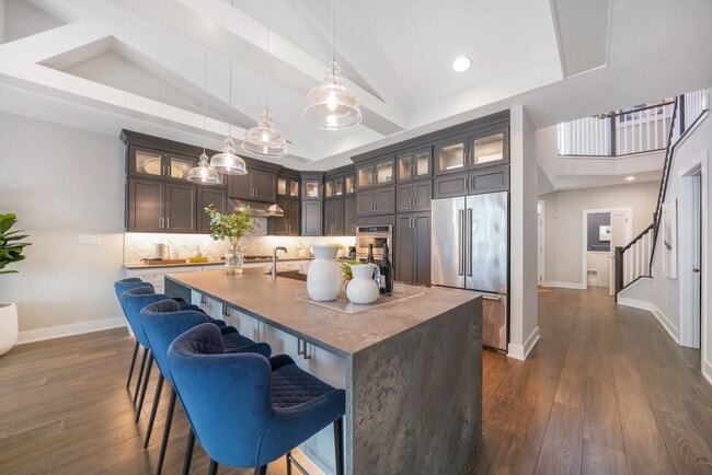 Building Photo - Luxury Fully Furnished 3 Bed 3.5 Bath Town...