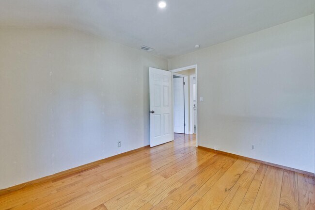 Building Photo - Beautiful 4 bedroom, 3 bath in desirable C...
