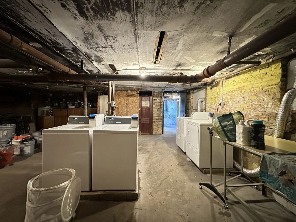 Building Photo - 4433 N Wolcott Ave