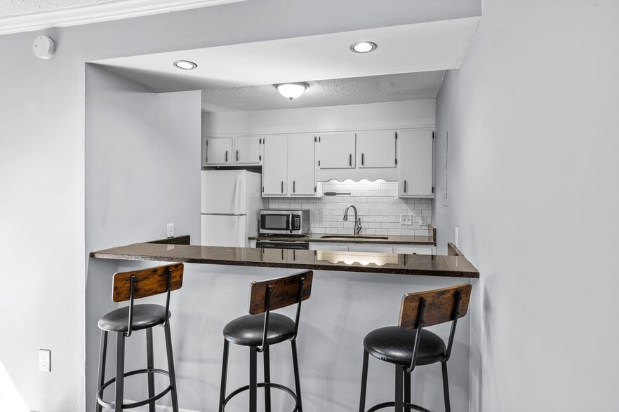 Building Photo - 3350 Altamont S