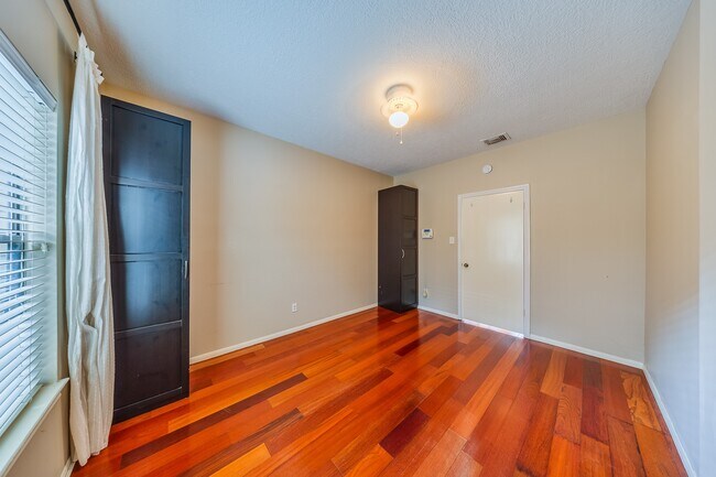 Building Photo - 1018 Memorial Village Dr