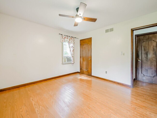 Building Photo - Your Private Retreat Just Minutes from Downtown South Lyon