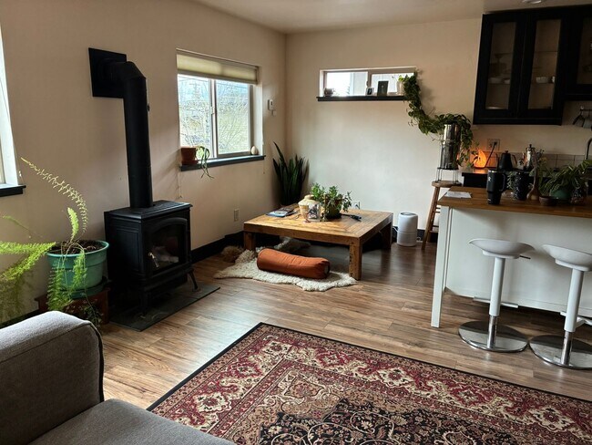 Building Photo - Charming and secluded Westside Bend apartment