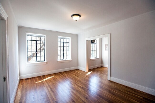 Building Photo - 817 Hillsborough St
