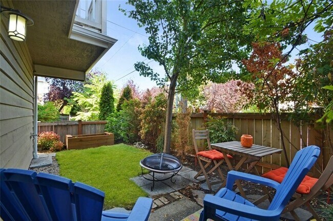 Building Photo - Stylish Townhome 4 Blocks North of Green Lake