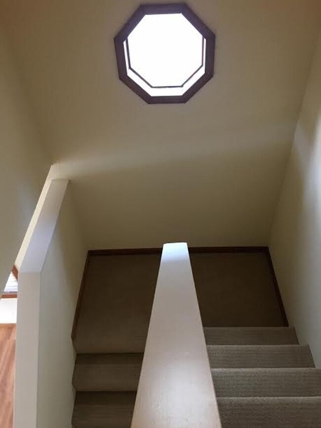 Building Photo - 3 x1.5 home off Lawrence Ave!