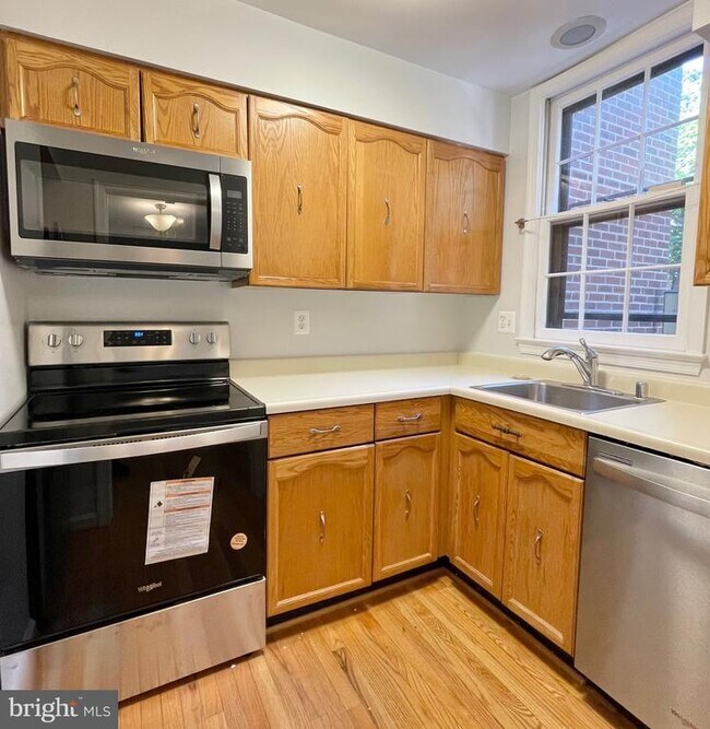 Building Photo - 1208 W Abingdon Dr