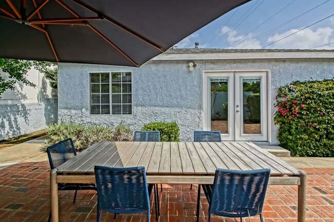 Building Photo - CHARMING & AIRY HOME W/ SPACIOUS FENCED YARD & LARGE 2-CAR GARAGE CLOSE TO SCHOOLS, SHOPPING & MI...