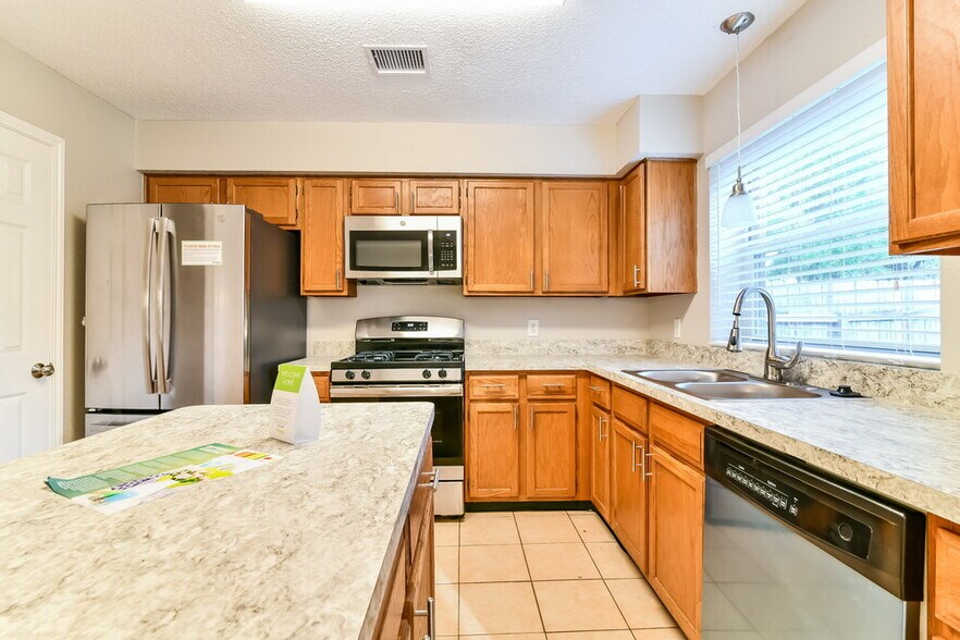 Building Photo - 17103 Spruce Run Dr