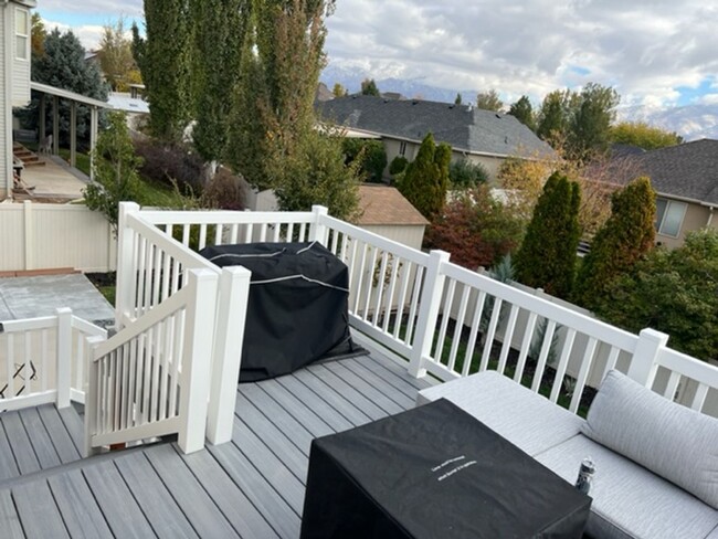 Building Photo - Beautifully updated home with fenced backyard