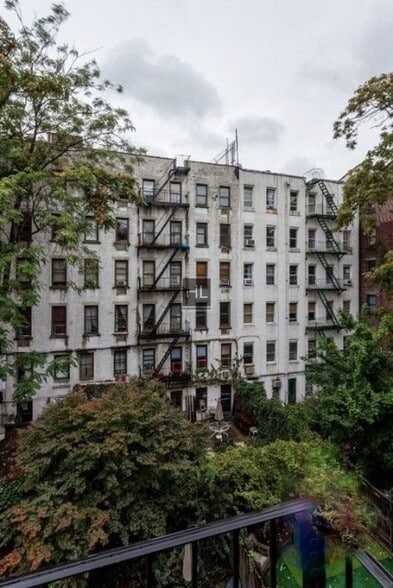 Building Photo - E 9TH ST.