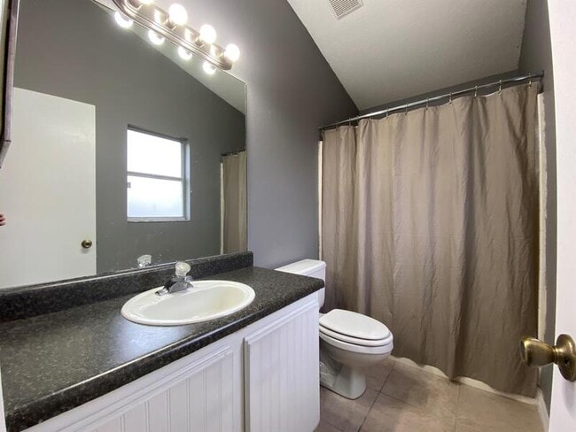 Building Photo - 9675 Hollyhill Dr