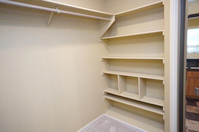 Building Photo - 1394 E Holly St