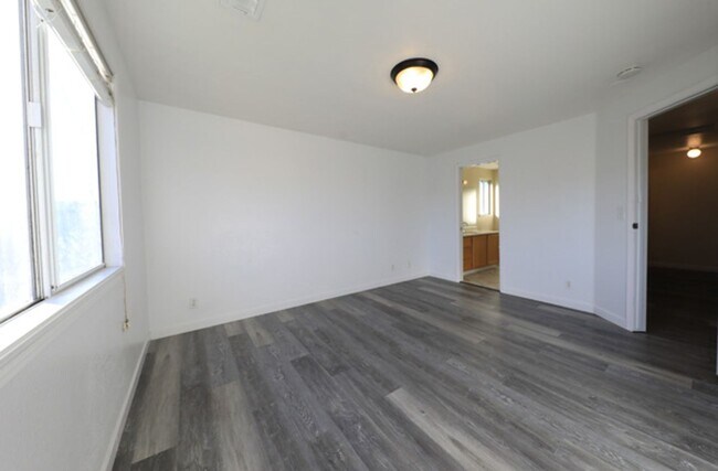 Building Photo - Spacious 3/2 with large yard