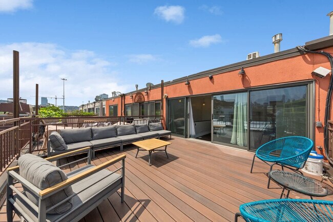 Building Photo - 657 N Carpenter St