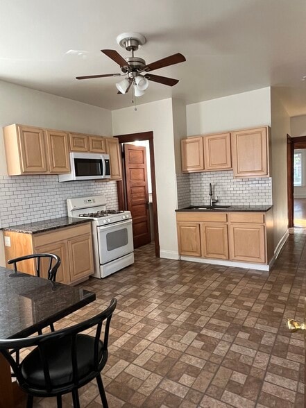 Building Photo - 3029 N Haussen Ct