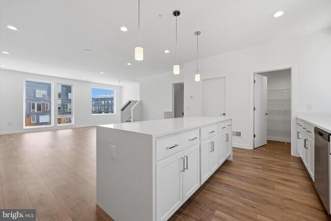 Building Photo - 3016 S Northbank Pl