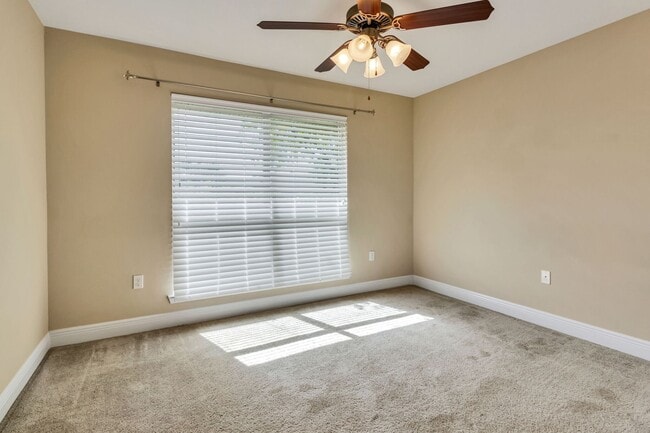 Building Photo - 4 Bedroom in Gulf Breeze!!