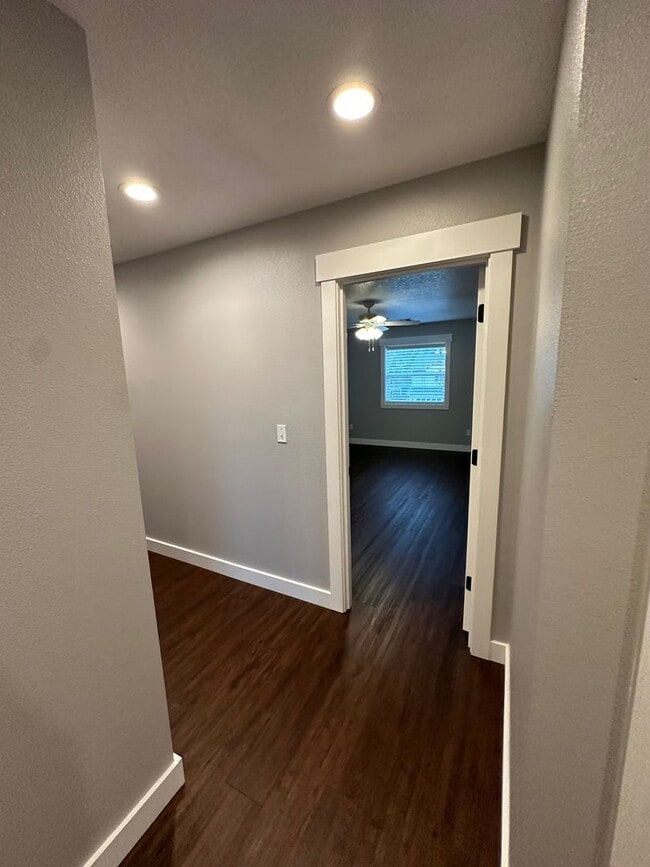 Building Photo - 4 Bedroom House Available in Hammond!