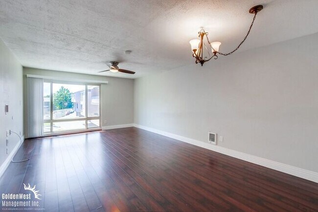 Building Photo - Stylish 2Bdm 1Ba Condo in Gated Clairemont Mesa Community!