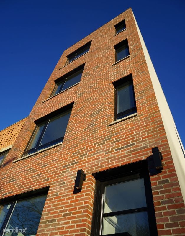 Building Photo - 3 br, 3 bath Townhome - 85 Utica Ave 1 Unit 1