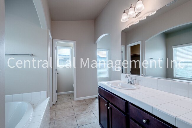 Building Photo - 4 Bedroom/2 Bath Home in the Northwest - $2595 Per Month!