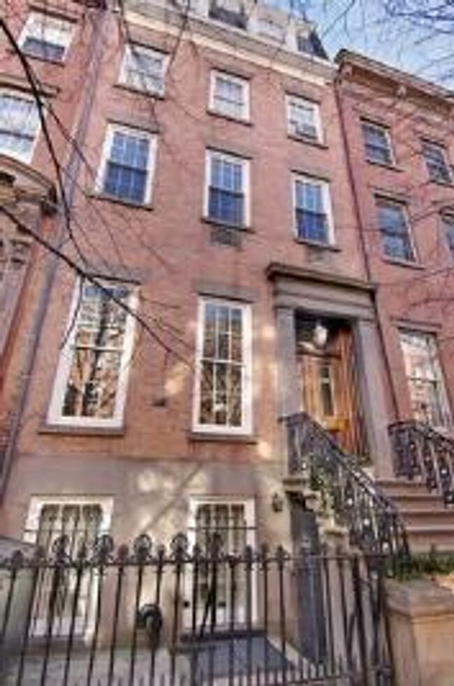 Building Photo - 326 W 22nd St