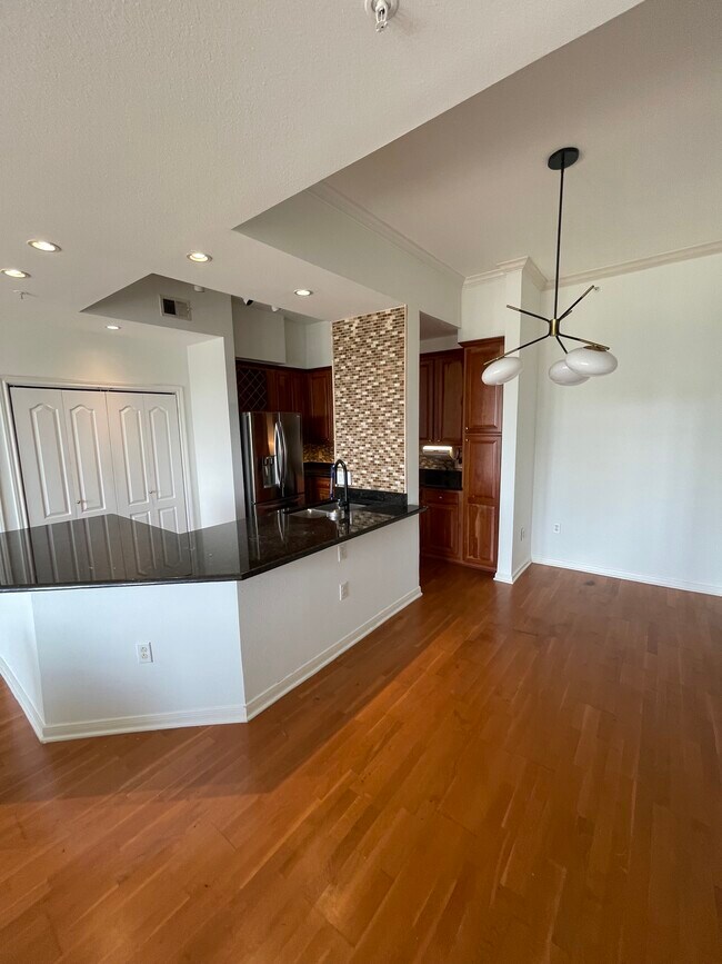 Building Photo - 3225 Turtle Creek Blvd Blvd