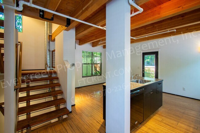 Building Photo - 318-320 W Myrtle