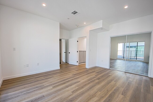Building Photo - 5235 Satsuma Ave