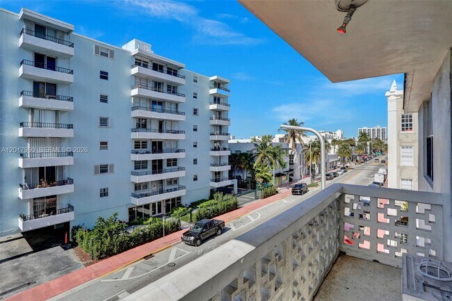 Building Photo - 713 Collins Ave