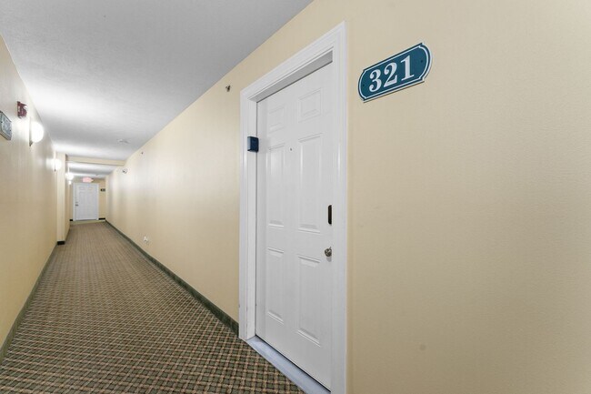 Building Photo - Unfurnished or Furnished 2 bedroom 2 bath Condo/Apartment in a Gated Community,  Blue Eye, MO,  N...