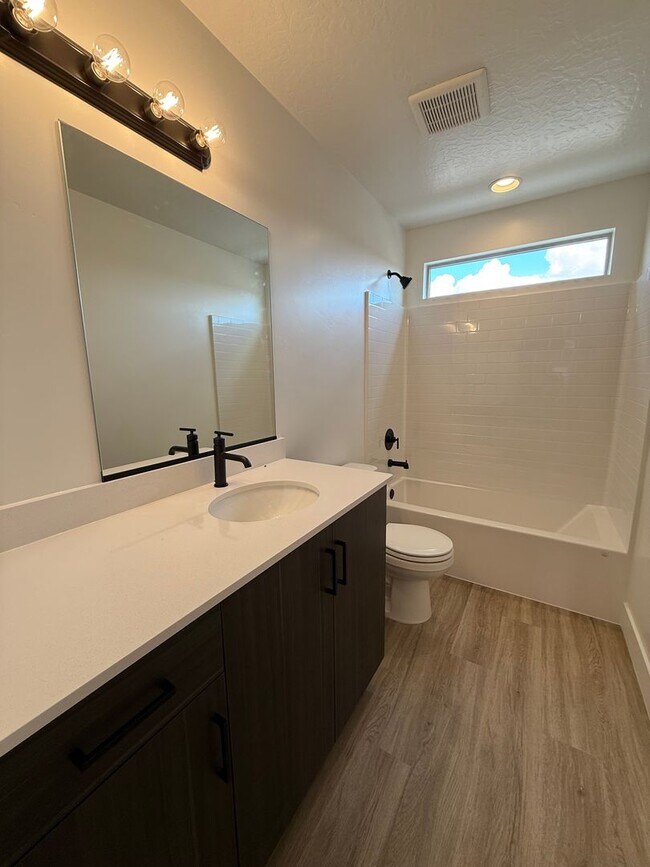 Building Photo - Brand New Townhome
