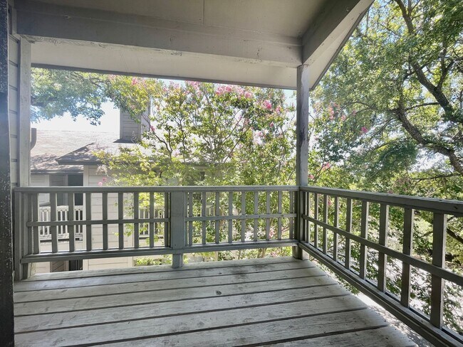 Building Photo - Gorgeous Condo, 2 Bedrooms/2 Balconies/2 Bathrooms - WALK TO CAMPUS! - Reduced Deposit - 50% off ...