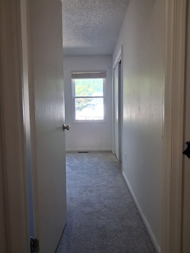 Building Photo - Charming 3BR Townhouse with Fenced Backyard and Community Pool