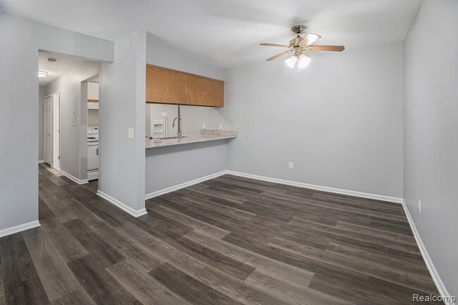 Building Photo - 15054 Riverside Dr