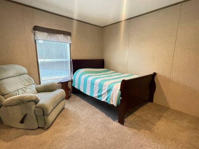 Building Photo - 2 bedroom /2 bathroom