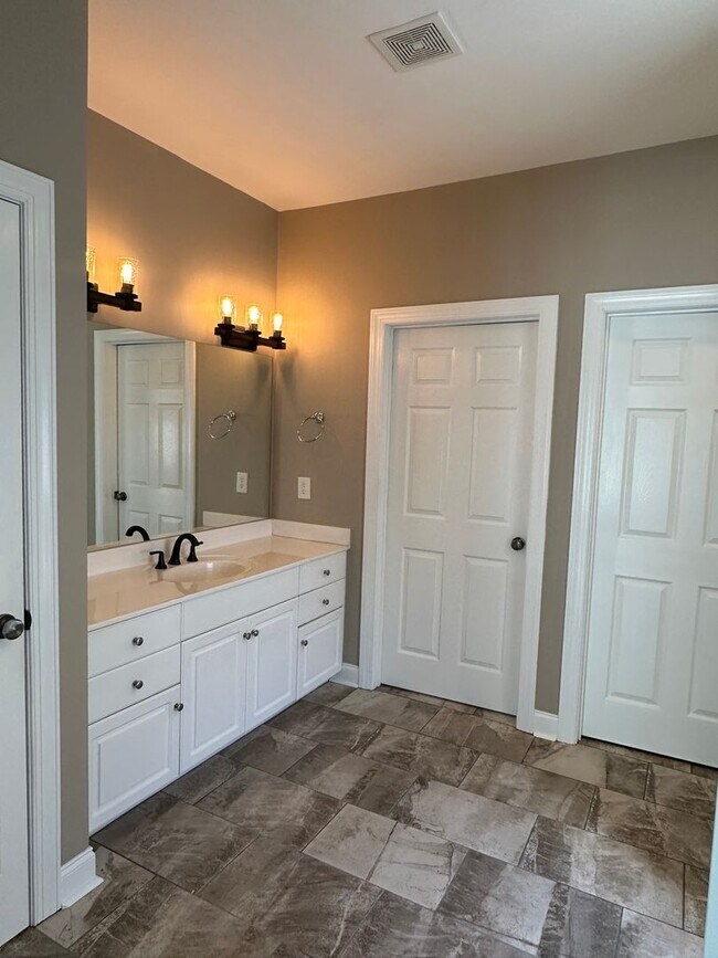 Building Photo - Gorgeous 3 Bedroom Home in the City!