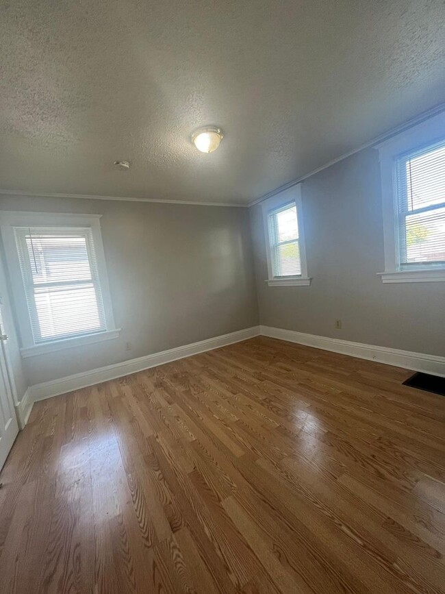 Building Photo - 4611 Pine Ave