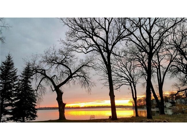 Building Photo - 3995 N Shore Dr