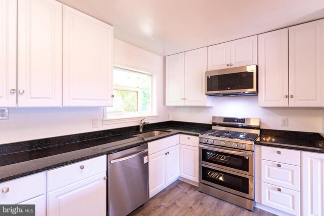 Building Photo - 4203 Lyons St