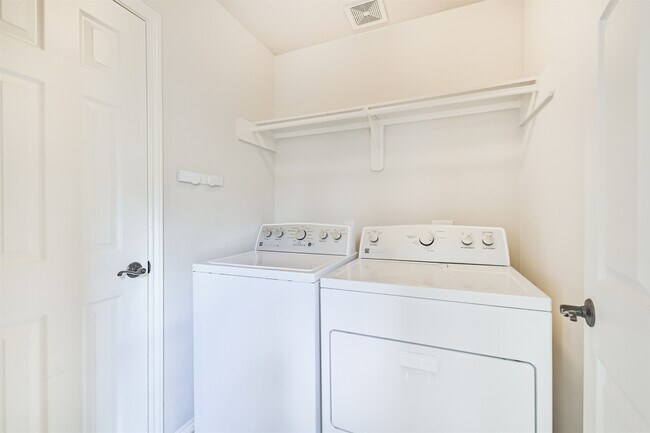 Building Photo - 738 Redwing Pl Dr